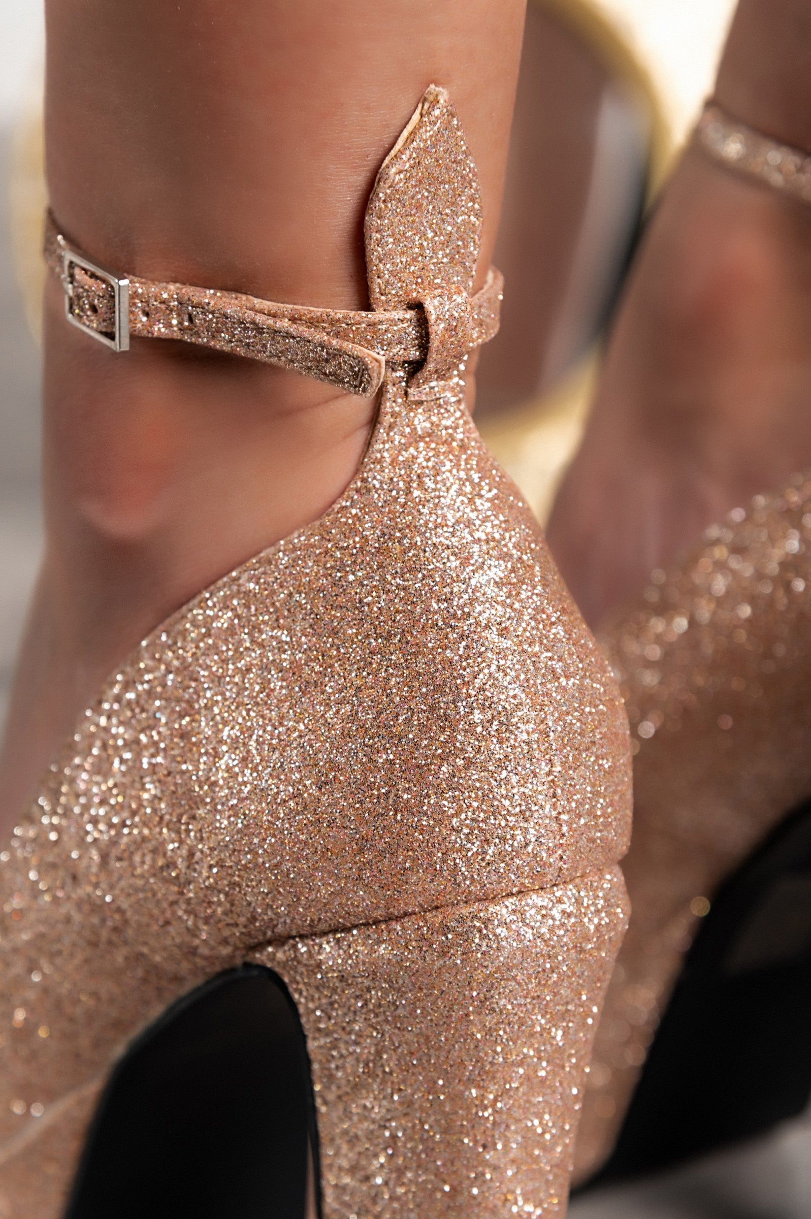 High-heeled shoes with glitter, gold