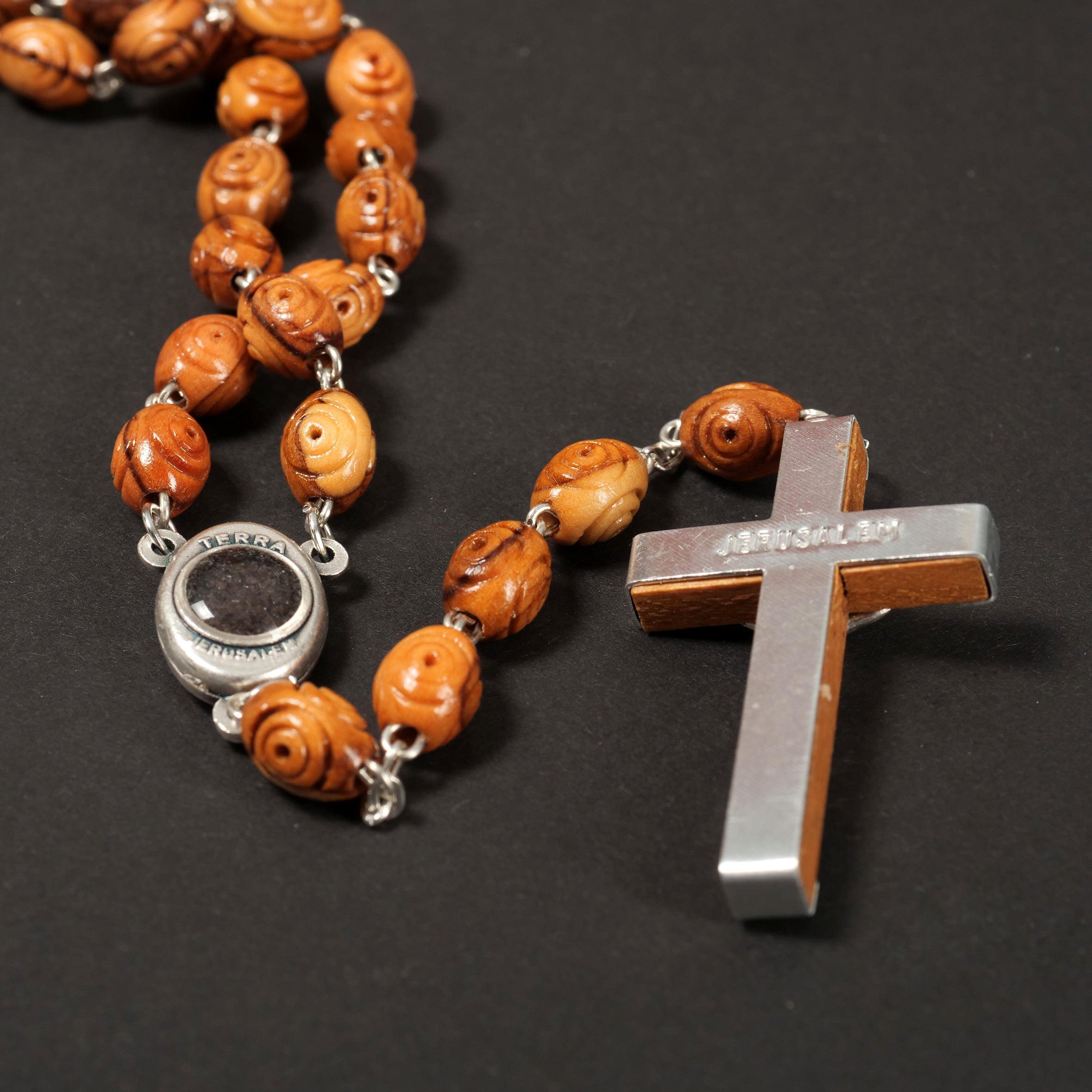 Rosenkranz mit dekorierten Perlen aus Olivenholz